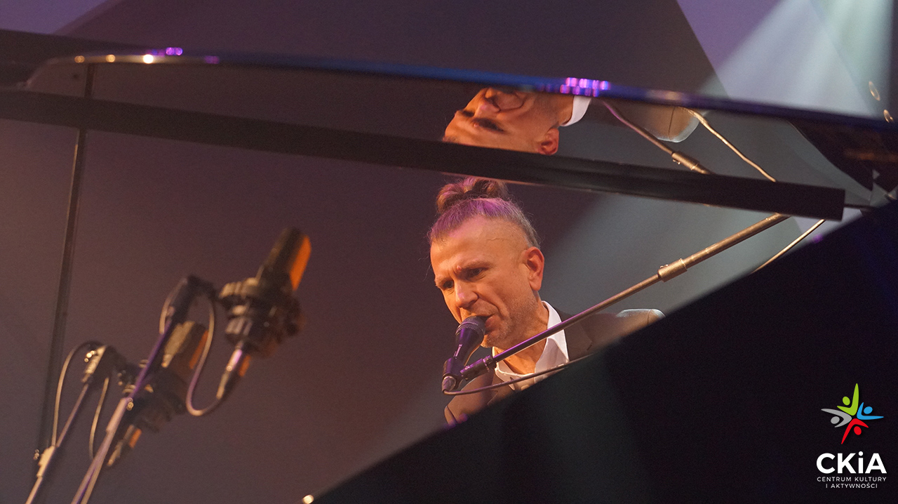 Adam Snopek – Stand – up przy fortepianie. Relacja z koncertu. 27/11/2022